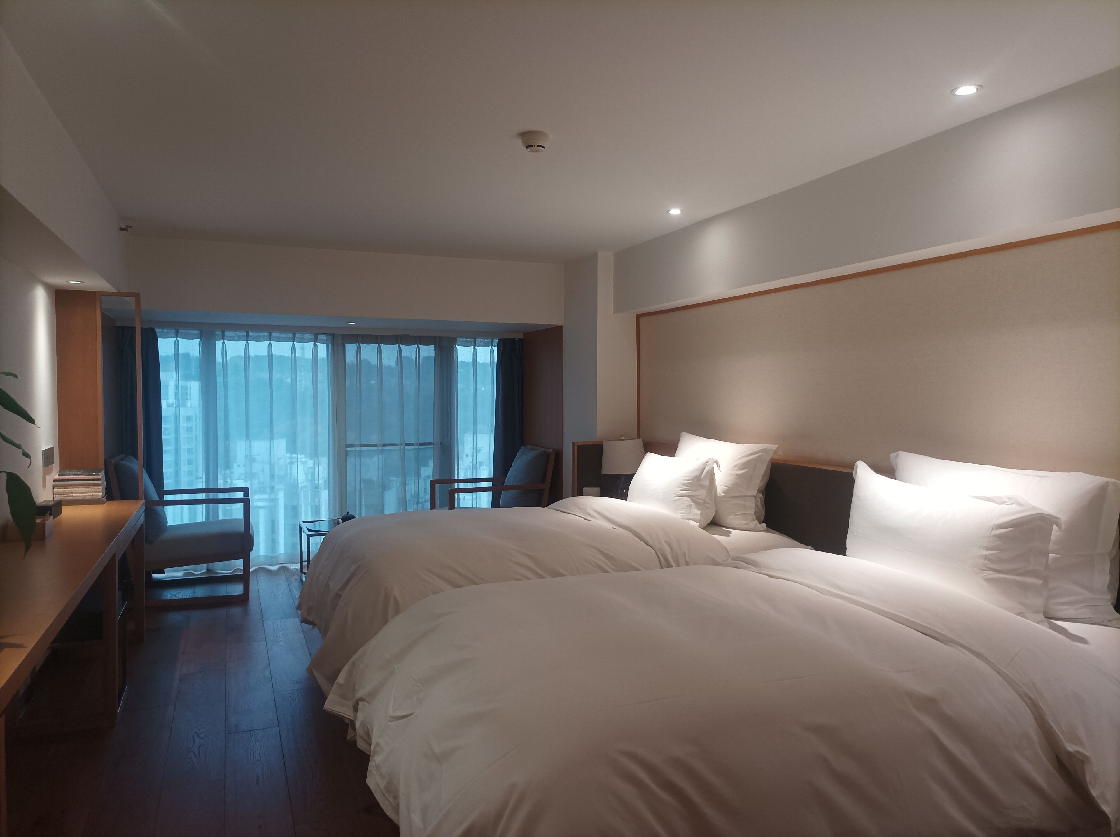 スタンダード ツインルーム | 高  級寝具、羽毛の掛け布団、デスク、遮光カーテン