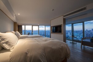 Whole-View Twin Beds Room | Premium bedding, down comforters, desk, blackout drapes