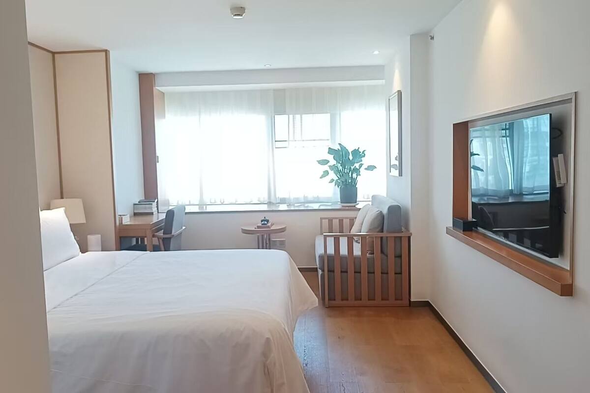 Quarto superior | Roupas de cama premium, edredons de pluma, escrivaninha