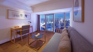 A modern living room with a city view, a desk, and a sofa. - Chongqing White Cloud Boutique Hotel (Chongqing)