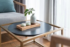 Habitación superior con 2 camas individuales | Zona de estar | Televisión LCD de 50 pulgadas con canales digitales, una televisión