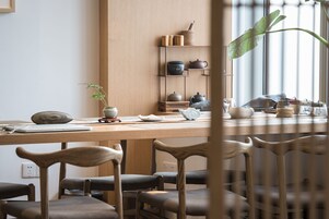 Full-size fridge, microwave, oven, coffee/tea maker