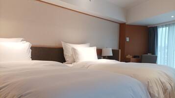 舒雅全景双床房 | 高級寢具、羽絨被、書桌、遮光布/窗簾