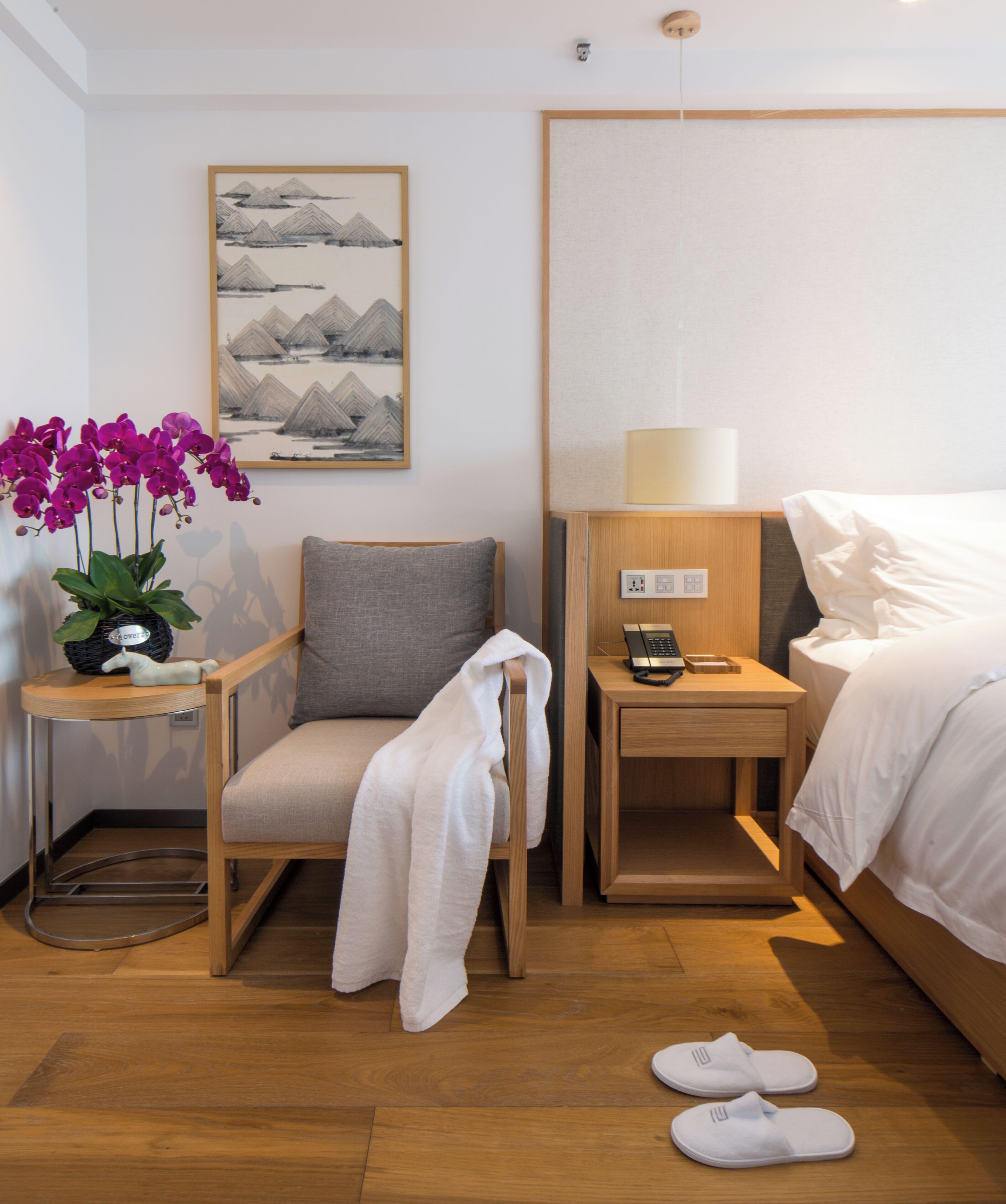 デラックス スイート | リビング エリア | 50 インチの液晶テレビ (デジタル放送視聴可)、テレビ、プリンター