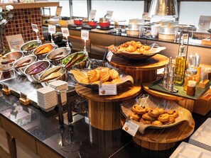 朝食 (ビュッフェ)、毎日提供 (1 名様 1200 JPY)