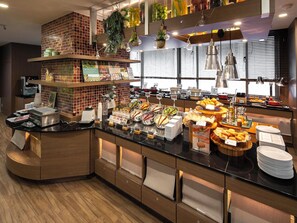 Colazione a buffet, servita tutte le mattine (1200 JPY a persona)