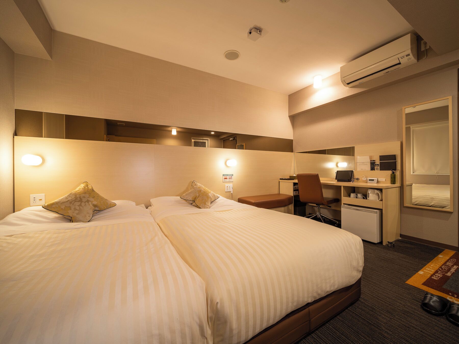 hollywood twin room | blackout curtains, soundproofing, free wifi