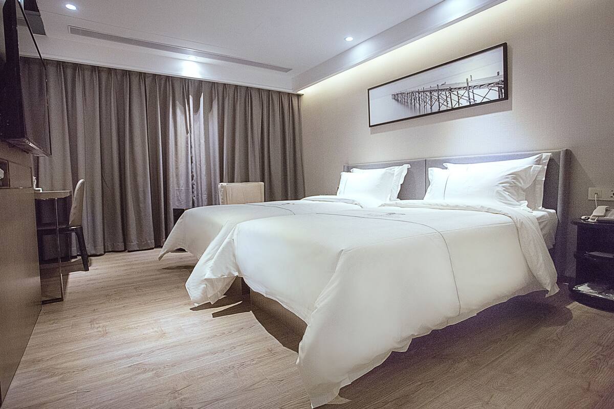 Insail Twin Room | 1 bedroom, hypo-allergenic bedding, down duvets, desk