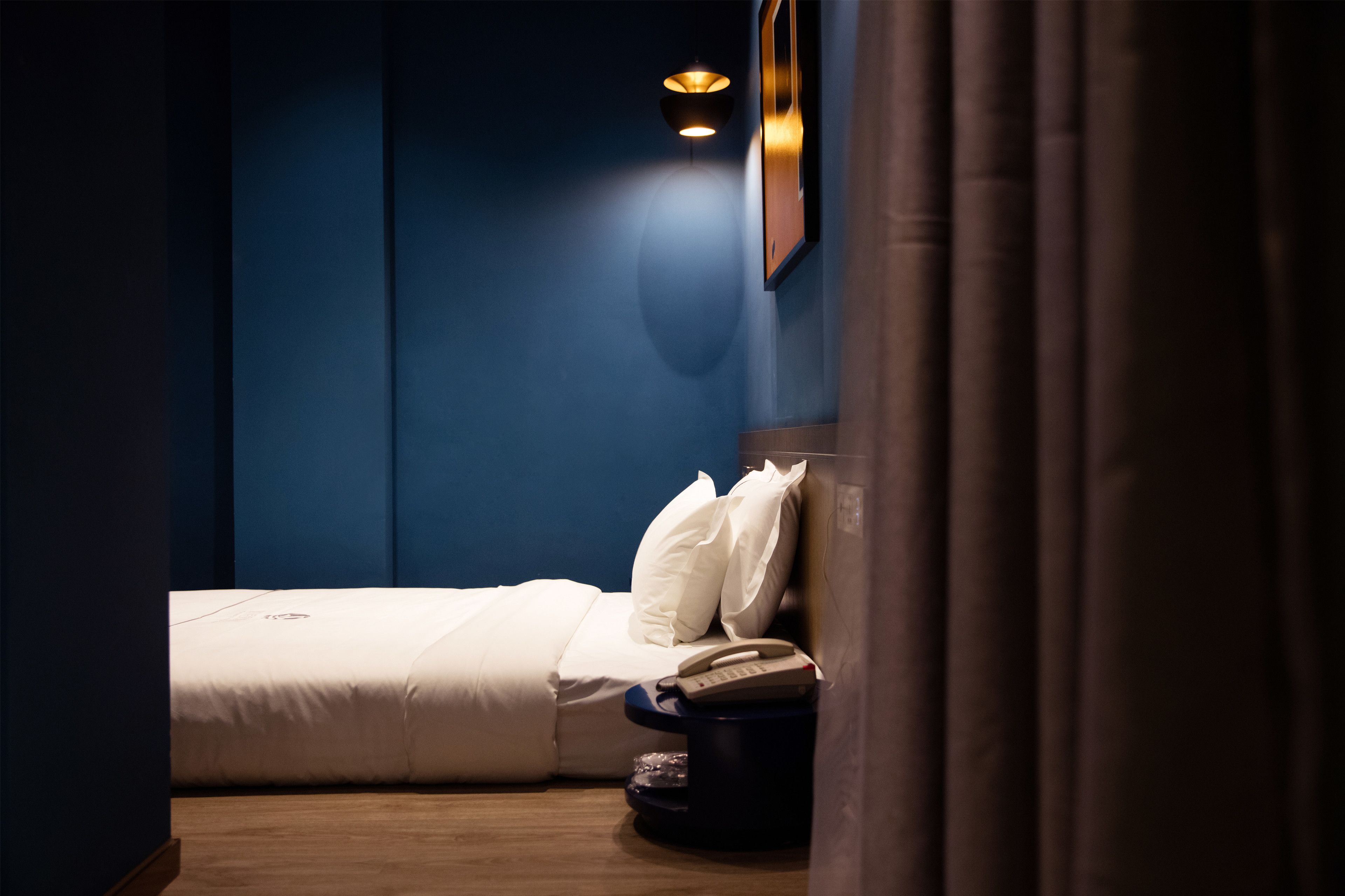 1 bedroom, hypo-allergenic bedding, down duvets, desk