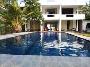 สระว่ายน้ำ