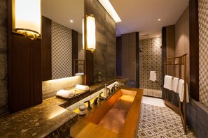 Habitación Deluxe con 1 cama doble o 2 individuales | Baño | Artículos de higiene personal de diseño, secador de pelo y albornoces