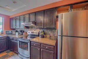 Microwave, oven, stovetop, dishwasher - Columbine Den - Steps to Lifts & Main St! (Breckenridge)