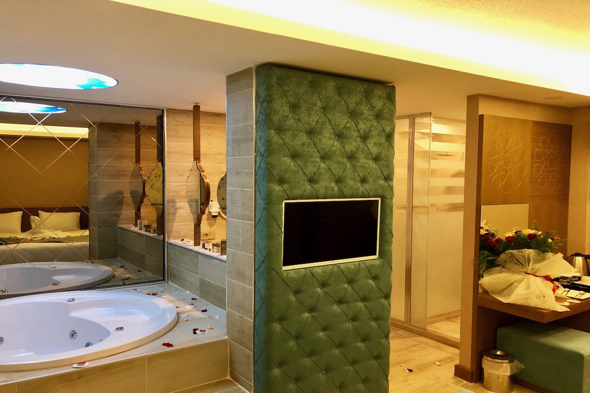 junior suit | premium bedding, free minibar items, in-room safe, desk