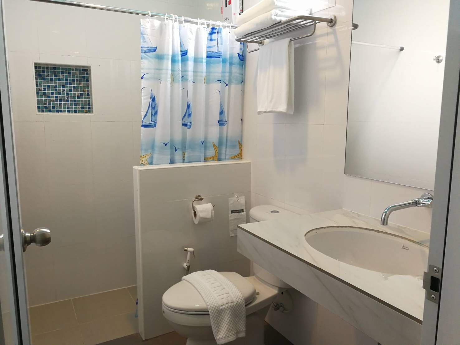 standard double room | bathroom | shower, free toiletries, hair dryer, towels