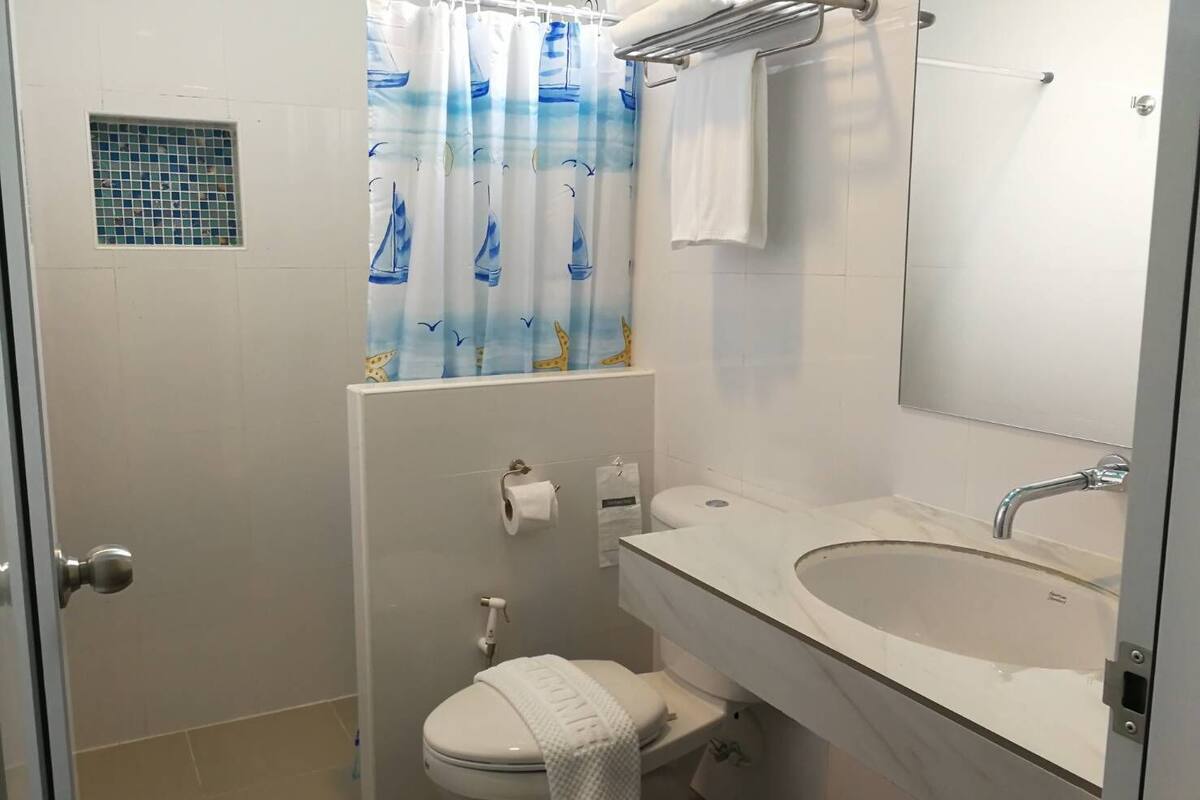standard double room | bathroom | shower, free toiletries, hair dryer, towels