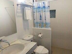 Standard Twin Room | Bathroom | Shower, free toiletries, hair dryer, towels - Blue Shore Cottage (Sikao)