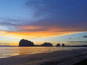 On the beach - Blue Shore Cottage (Sikao)
