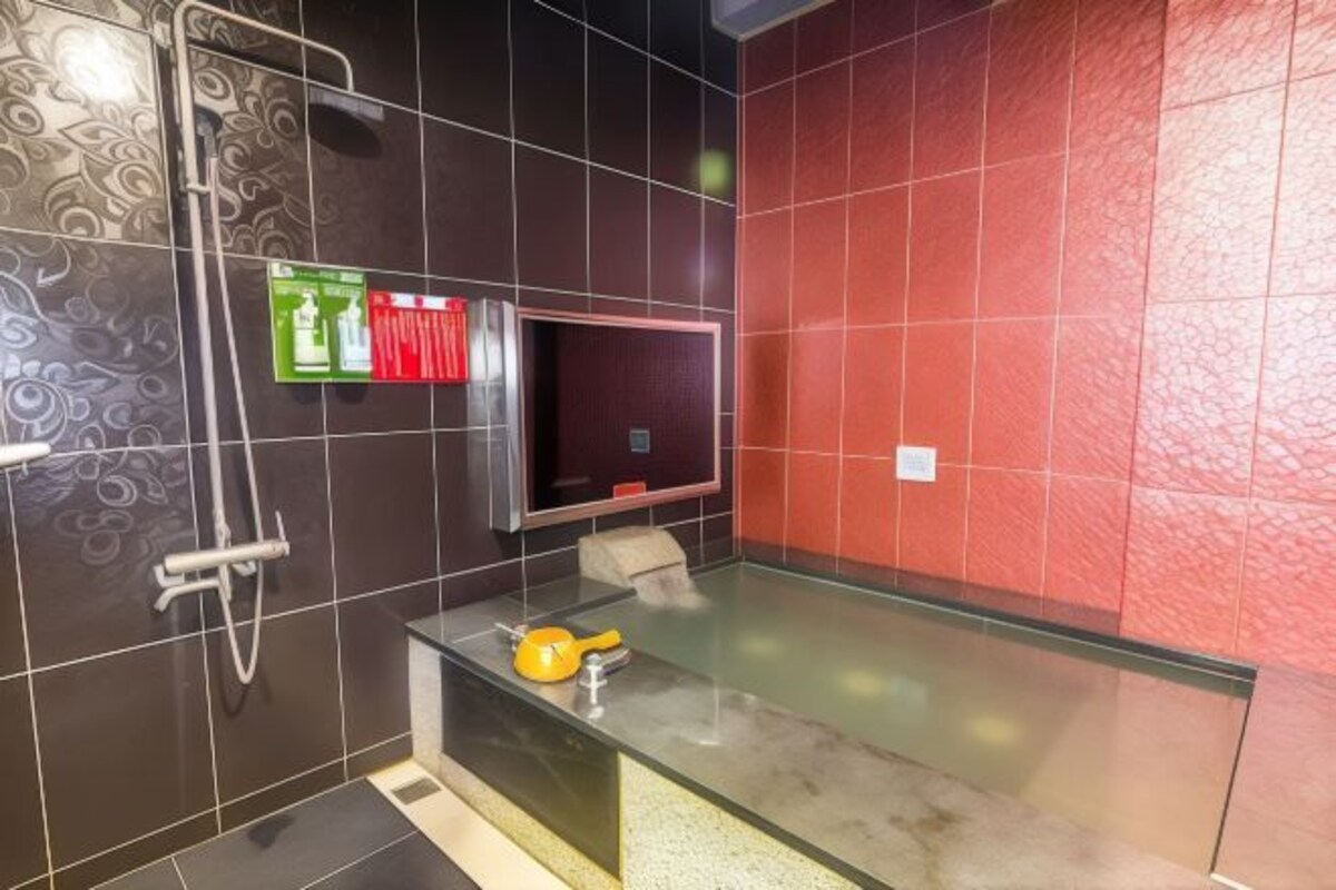Phòng tắm | Bồn tắm và buồng tắm vòi sen riêng, đồ dùng nhà tắm miễn phí 
