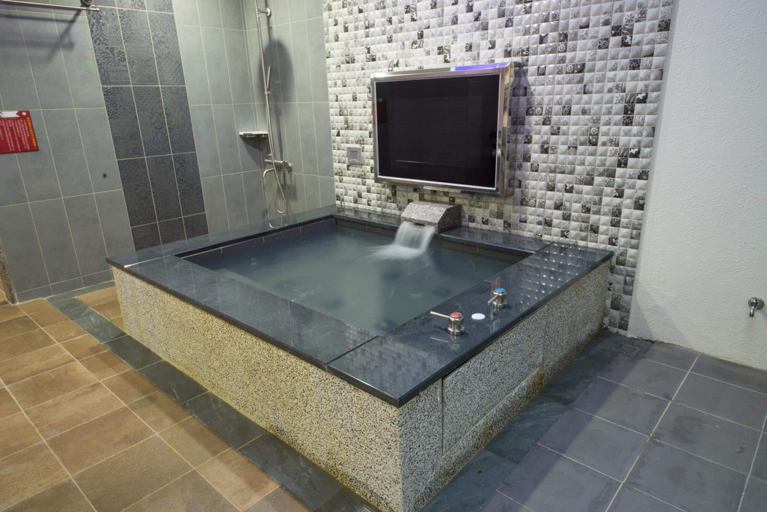 Separate tub and shower, free toiletries, hair dryer, slippers