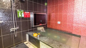 Een moderne badkamer met een douche, een wastafel en een glazen douchewand.