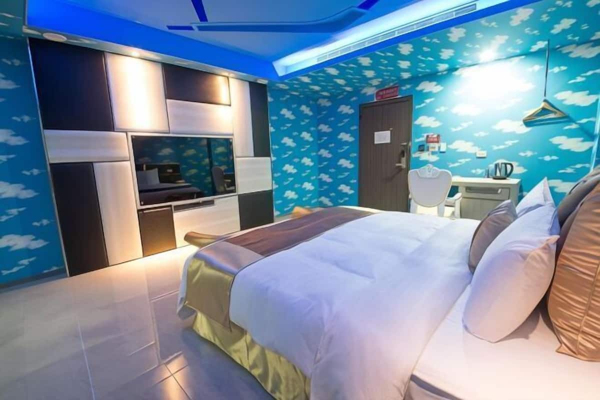 Een minibar, een bureau, verduisterende gordijnen