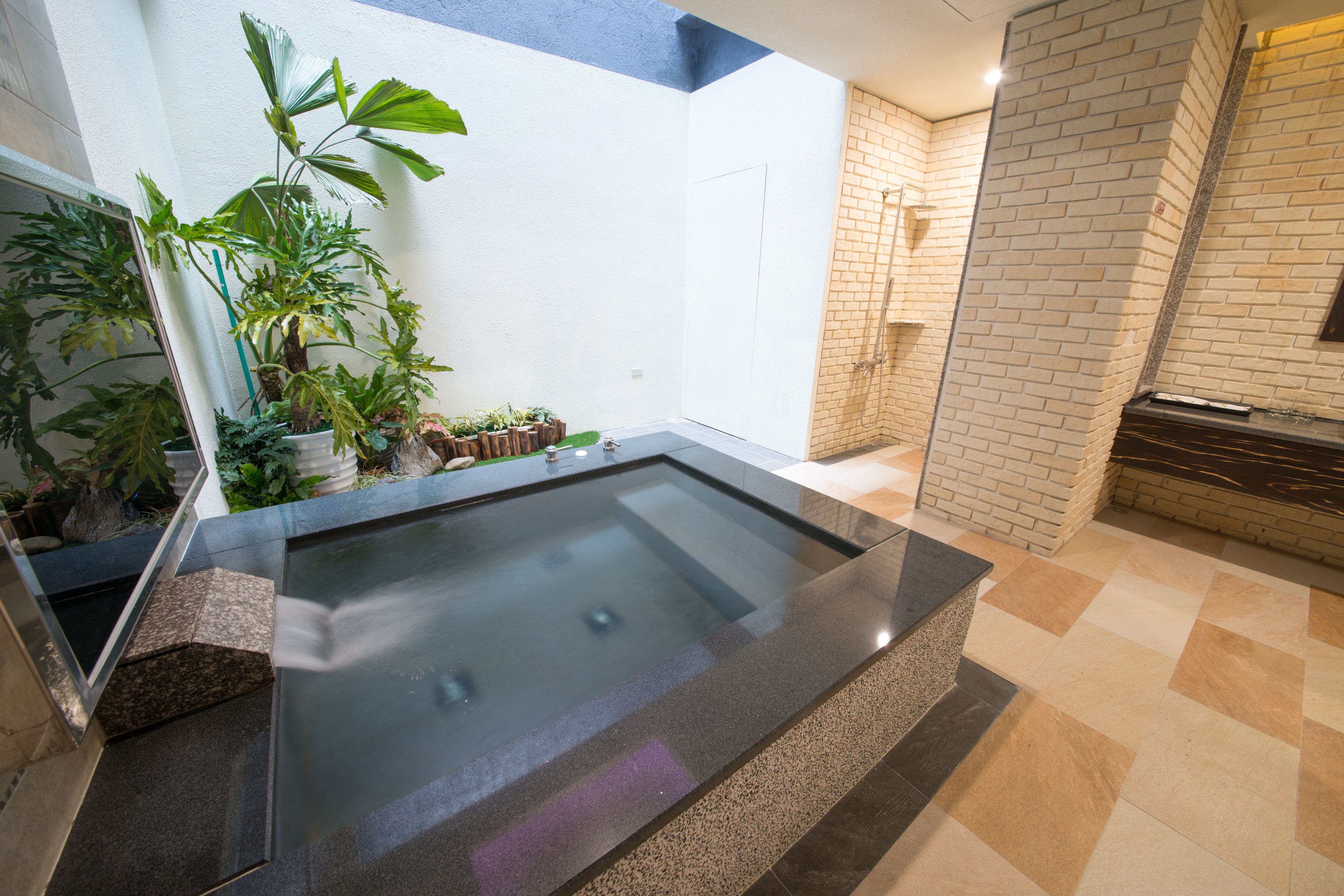 standard double room | bathroom | separate bathtub and shower, free toiletries, hair dryer, slippers