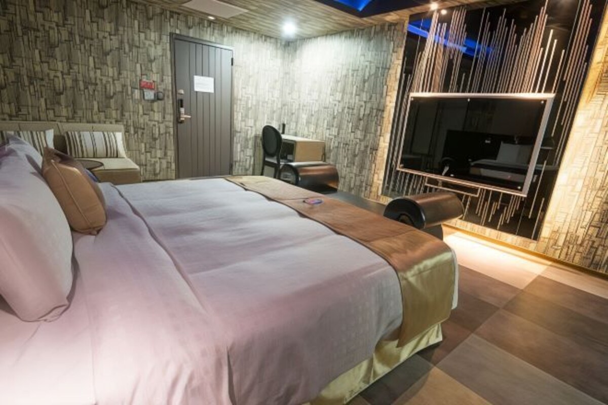 Minibar, bàn, màn/rèm cản sáng, giường gấp/giường phụ (phụ phí) 