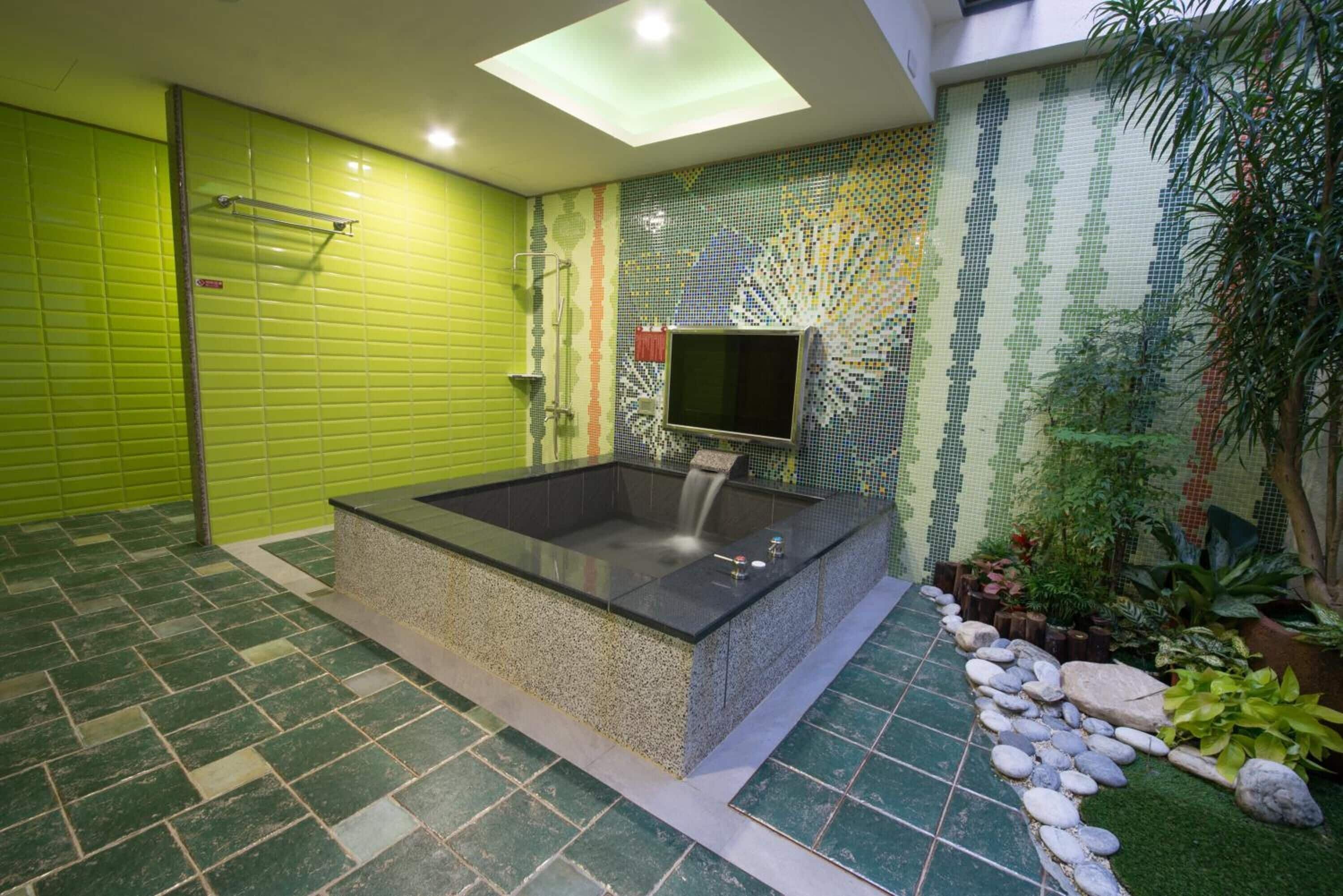 separate bathtub and shower, free toiletries, hair dryer, slippers