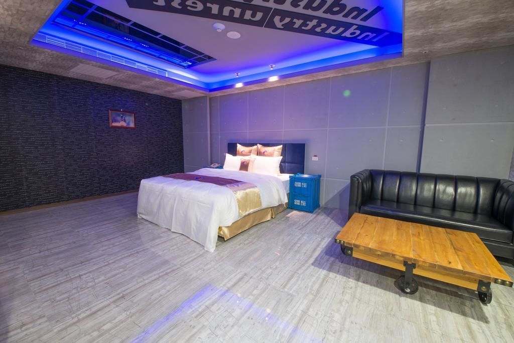 deluxe double room | minibar, desk, blackout curtains, rollaway beds