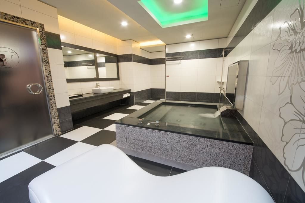 deluxe double room | bathroom | separate bathtub and shower, free toiletries, hair dryer, slippers