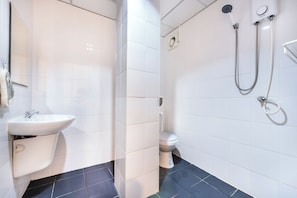 Superior Twin Room Private Bathroom | Banheiro | Chuveiro, secador de cabelo (mediante solicitação), chinelos