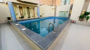 Outdoor pool, pool umbrellas, sun loungers - Burj Al Hayah Tower - Al Malaz (Riyadh)