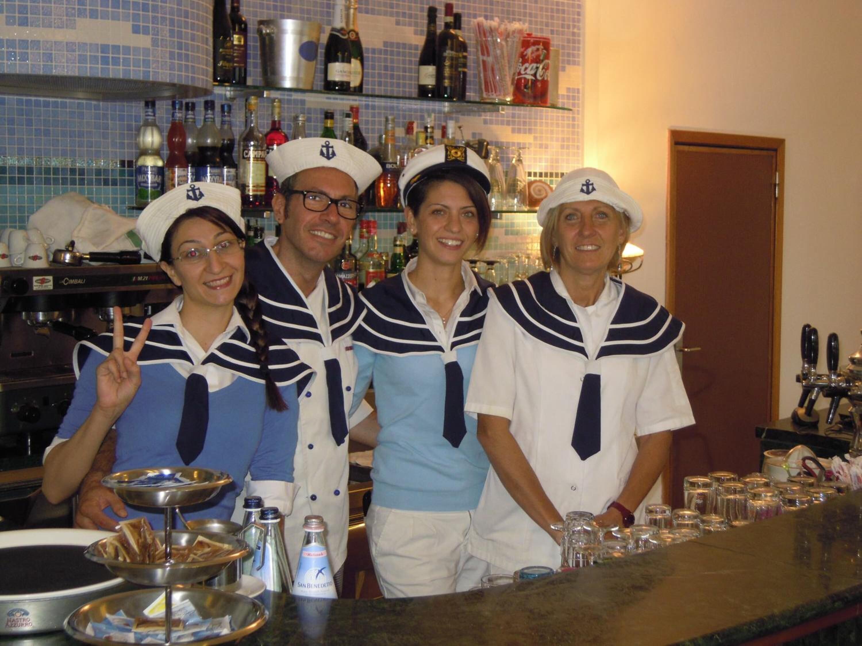 Eine Bar mit Theke, Flaschen und Gläsern.