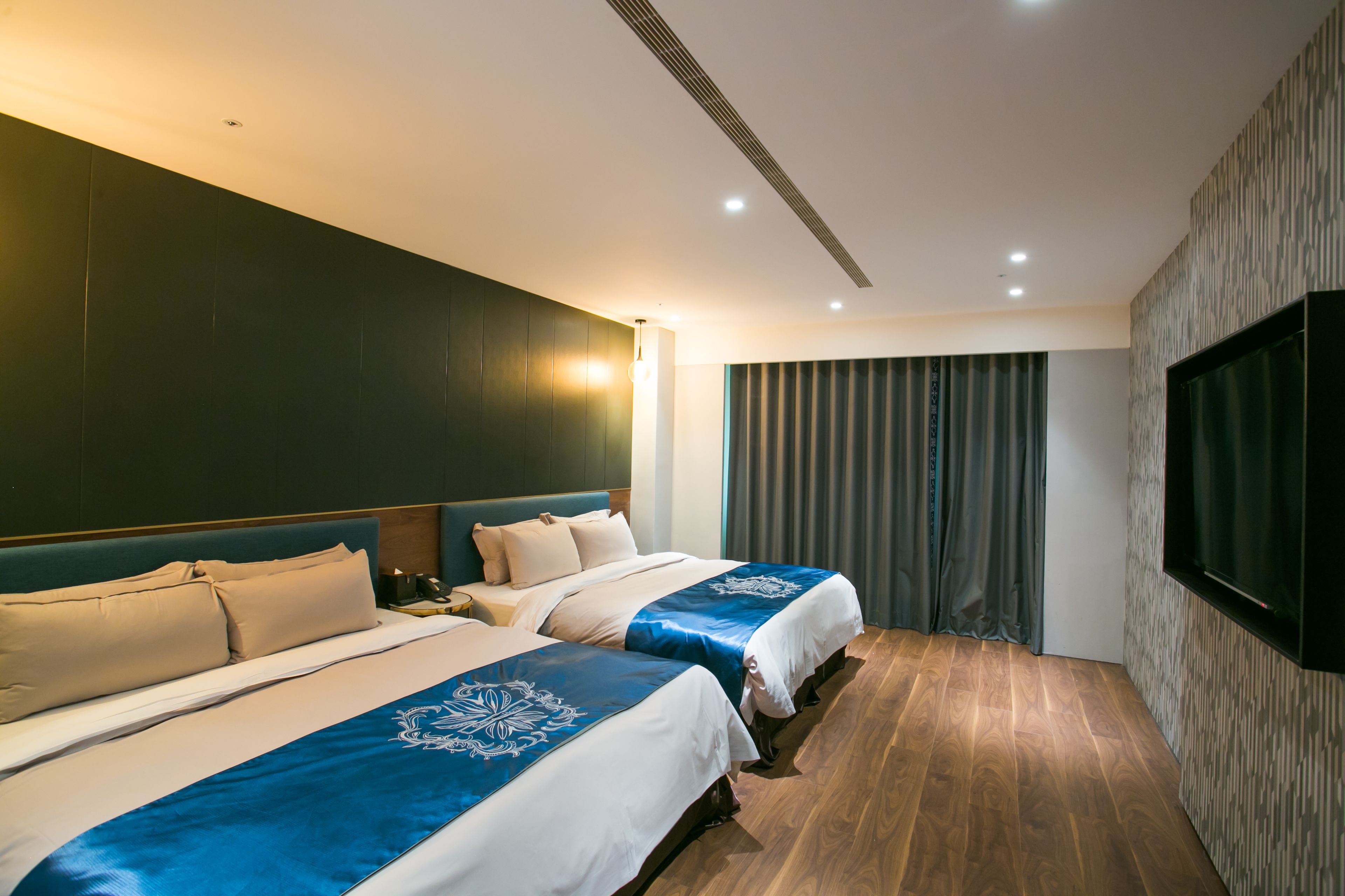 standard quadruple room | down duvets, minibar, desk, blackout curtains