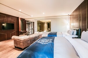Cubrecamas, minibar, escritorio y cortinas blackout 