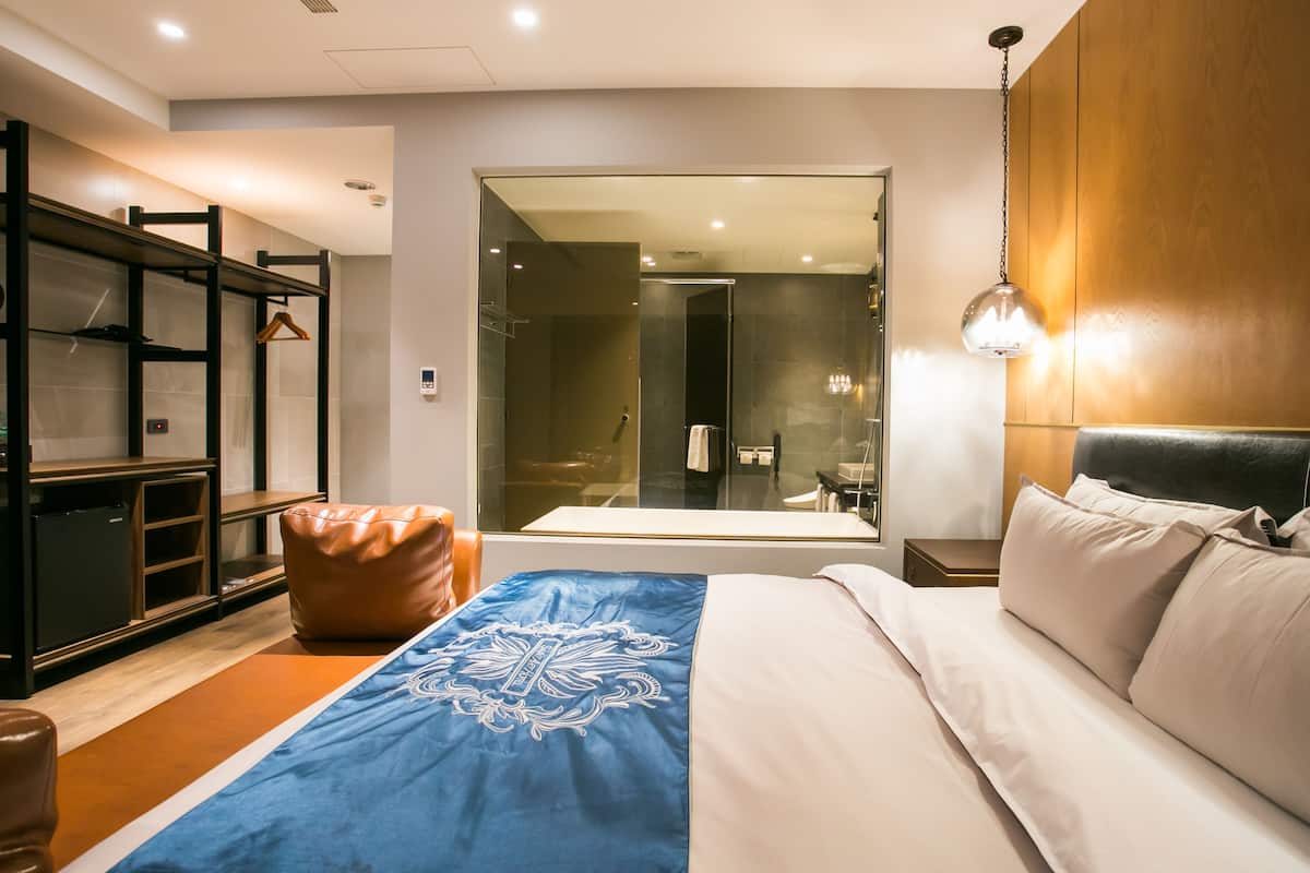 Selimut bulu angsa, minibar, meja kerja, dan tirai kedap cahaya