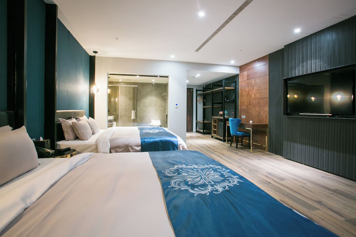 Selimut bulu angsa, minibar, meja kerja, dan tirai kedap cahaya