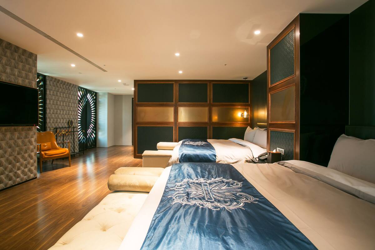 Kamar Quadruple Superior | Selimut bulu angsa, minibar, meja kerja, dan tirai kedap cahaya