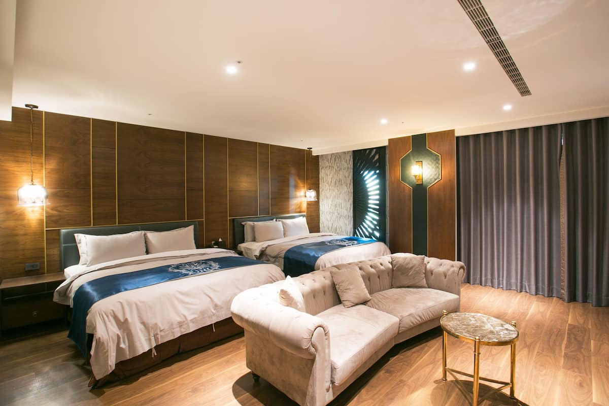 Deluxe vierpersoonskamer | Donzen dekbedden, een minibar, een bureau, verduisterende gordijnen