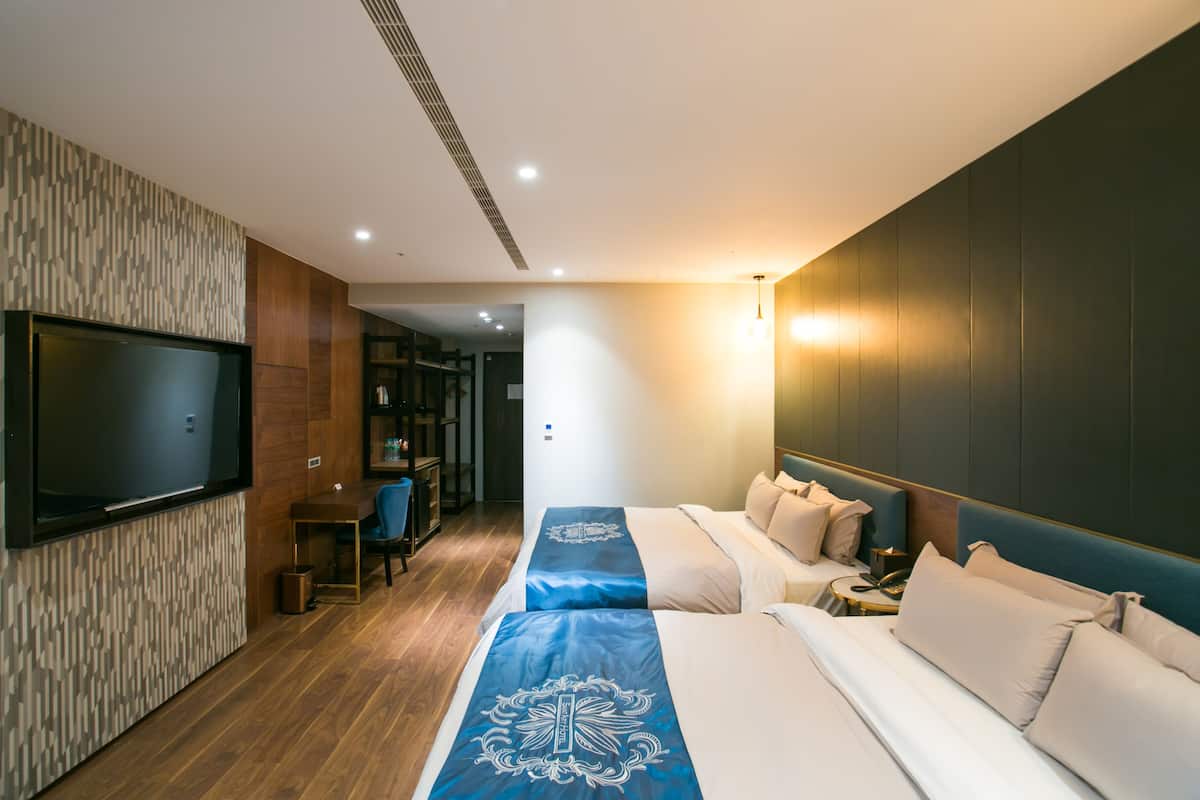 Kamar Quadruple Standar | Selimut bulu angsa, minibar, meja kerja, dan tirai kedap cahaya