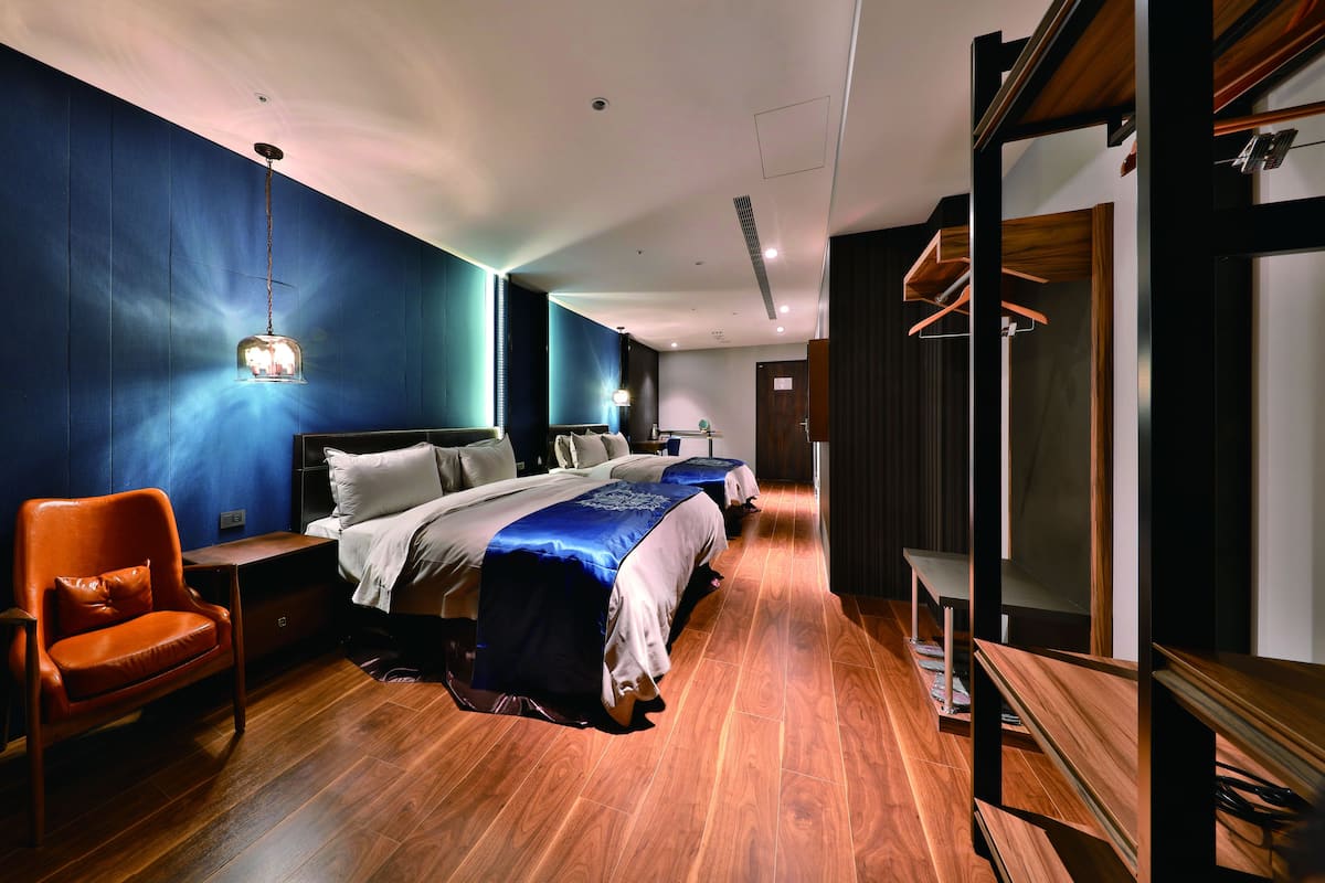 Selimut bulu angsa, minibar, meja kerja, dan tirai kedap cahaya
