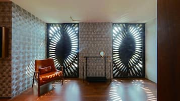 Cubrecamas, minibar, escritorio y cortinas blackout