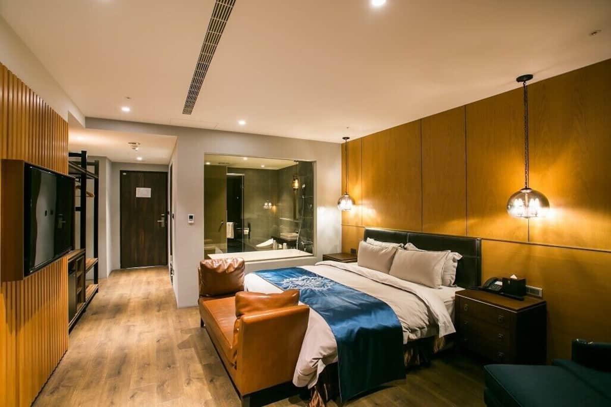 Selimut bulu angsa, minibar, meja kerja, dan tirai kedap cahaya