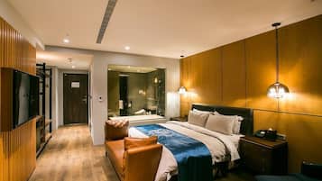 Edredons de pluma, frigobar, escrivaninha, cortinas blackout