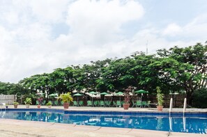 Outdoor pool - Peniel Apartment (Abuja)