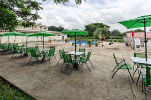 Outdoor dining - Peniel Apartment (Abuja)