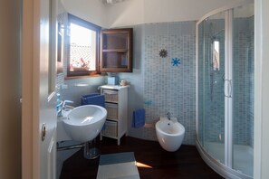 Habitación doble, vistas al valle | Baño | Ducha, artículos de higiene personal gratuitos, secador de pelo y bidé