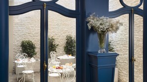 Courtyard - Céleste Hôtel à Paris (Paris)