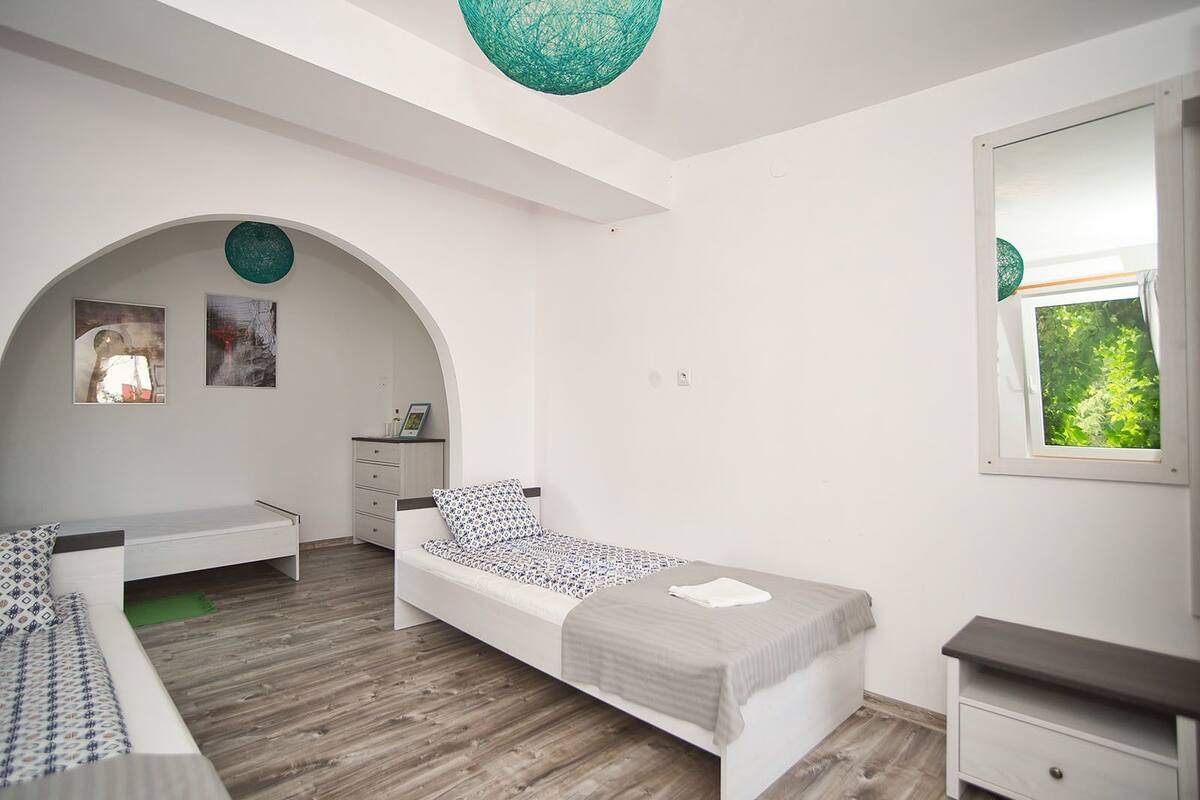 Kamar Triple, 3 Tempat Tidur Twin, kamar mandi pribadi, area taman (11) | Didekorasi berbeda-beda, setrika/meja setrika, dan seprai linen