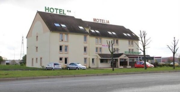 A building with a sign that reads "HOTEL" and "MOTELIA". - Hotel Motelia (Moissy-Cramayel)